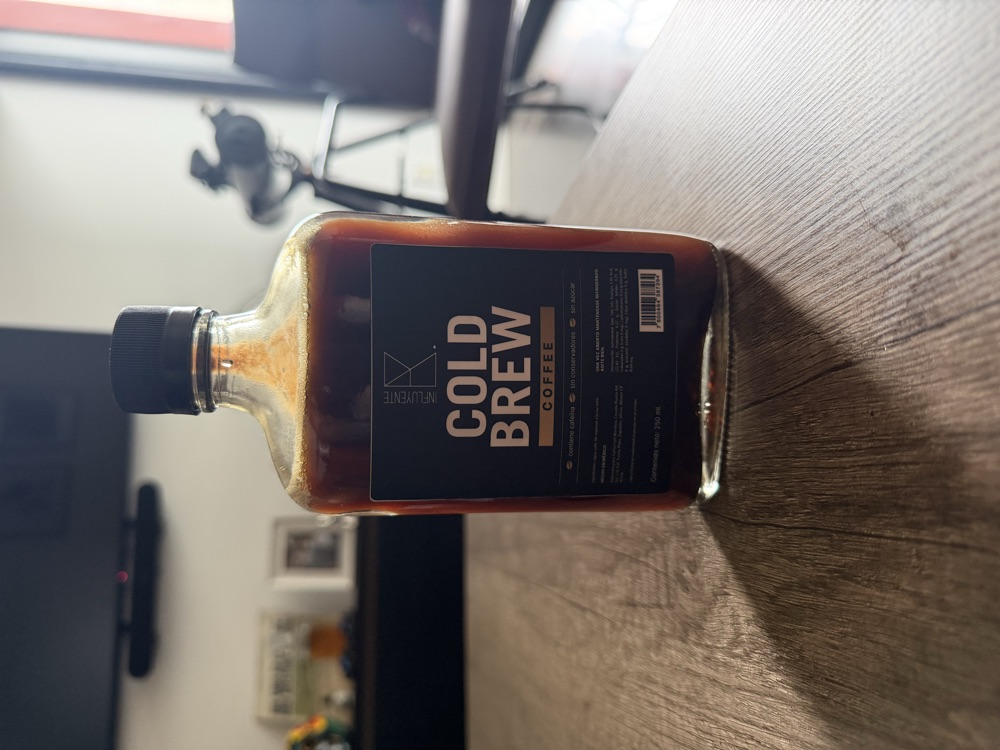 Botella real de INFLUYENTE Cold Brew sobre una mesa